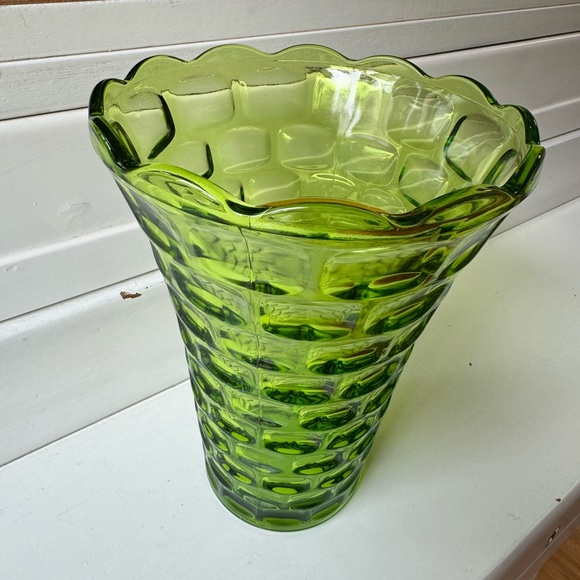 Midcentury beautiful green Colonial Yorktown patterned glass vase. - Picture 3 of 7